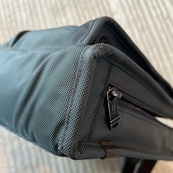 Tumi large laptop briefcase - Picture 4 of 5
